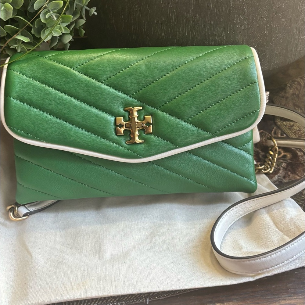 Tory Burch Green Quilted Crossbody with White Trim and Gold Logo - Picture 1 of 15